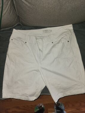torrid White Shorts 26 Stretchy